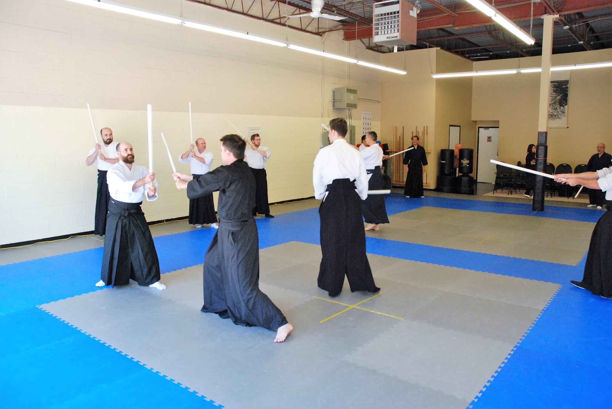 The seminar participants working on some drills