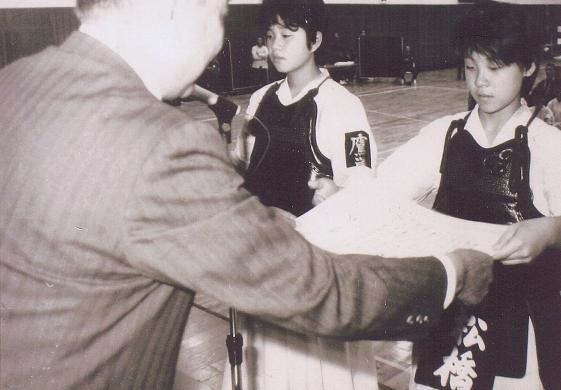 Matsuhashi senpō receiving shōjō (certificate) for her team’s 2nd place finish at the Akita-ken Chūgakkō Kendo Taikai (Akita Prefectural Junior High School Kendo Championship; the provincial tournament). 